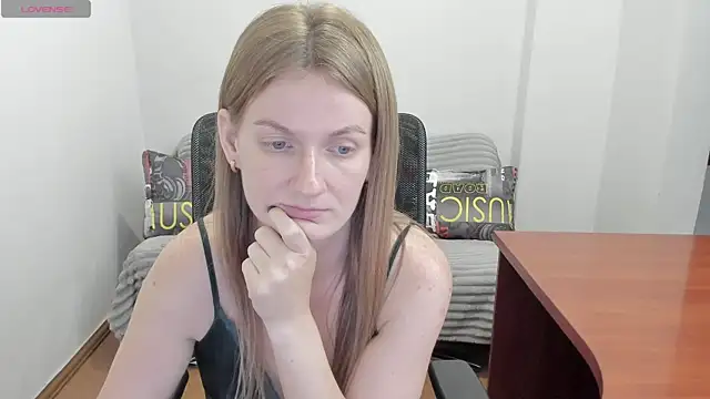 Snapshot of Alisha_Skyes chatting on 07/04/26, 06:14 Alisha Skyes online show from 07/04/26, 06:14