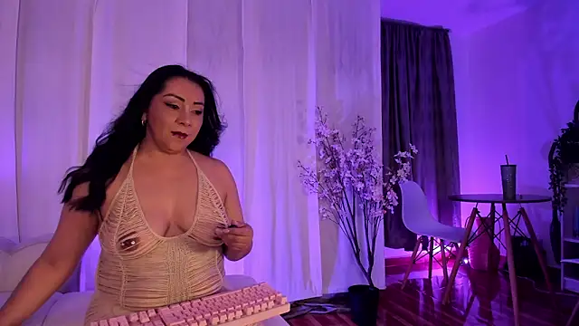 Snapshot of sweett-mary chatting on 05/17/26, 03:26 sweett-mary online show from 05/17/26, 03:26