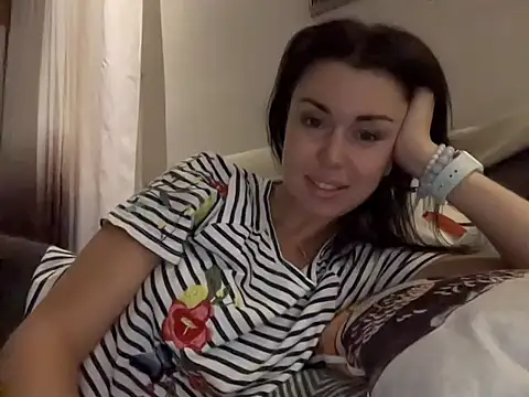 Snapshot of Gilin1 chatting on 10/13/25, 06:52 Gilin1 online show from 10/13/25, 06:52