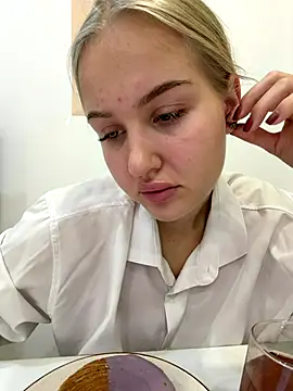 Snapshot of CandyVice chatting on 11/11/25, 05:13 CandyVice online show from 11/11/25, 05:13