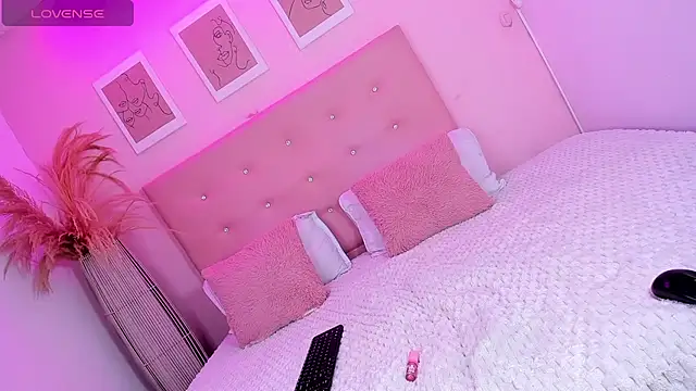 Snapshot of ANNIE_DOLCE_ chatting on 11/10/25, 10:31 ANNIE DOLCE online show from 11/10/25, 10:31