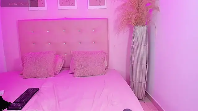 Snapshot of ANNIE_DOLCE_ chatting on 02/04/26, 10:04 ANNIE DOLCE online show from 02/04/26, 10:04