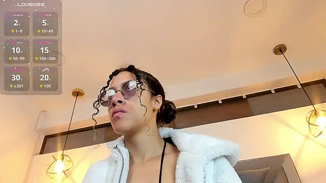 Snapshot of Hanna_Cornee_ chatting on 10/18/25, 01:45 Hanna Cornee online show from 10/18/25, 01:45
