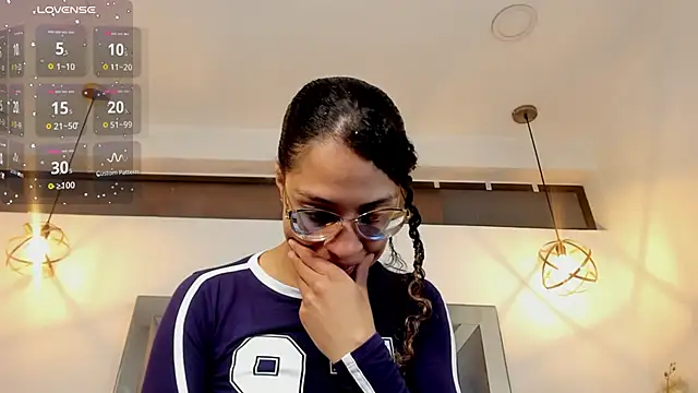 Hanna Cornee  online show from 11/19/25, 01:33