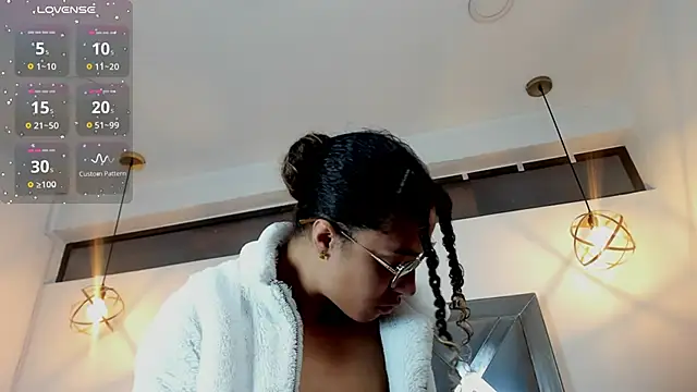 Hanna Cornee  online show from 11/26/25, 01:12