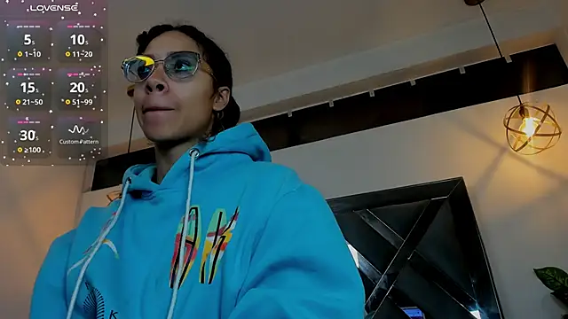 Hanna Cornee  online show from 12/04/25, 12:25