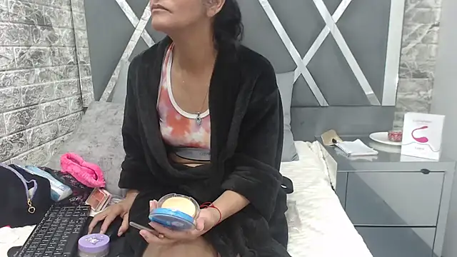 Snapshot of YanetRose chatting on 10/14/25, 03:18 YanetRose online show from 10/14/25, 03:18