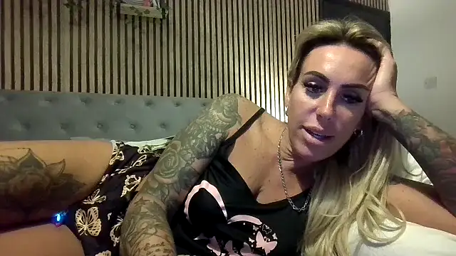 Snapshot of poppyinga1 chatting on 09/15/25, 02:00 poppyinga1 online show from 09/15/25, 02:00
