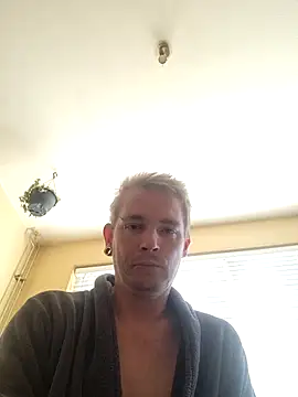 Snapshot of piercingpik chatting on 09/28/25, 09:25 piercingpik online show from 09/28/25, 09:25