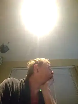 Snapshot of piercingpik chatting on 10/14/25, 06:42 piercingpik online show from 10/14/25, 06:42