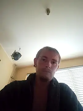 Snapshot of piercingpik chatting on 10/21/25, 02:40 piercingpik online show from 10/21/25, 02:40