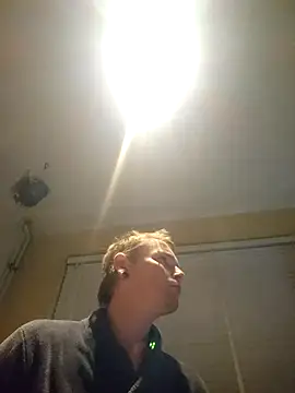 Snapshot of piercingpik chatting on 10/28/25, 09:28 piercingpik online show from 10/28/25, 09:28