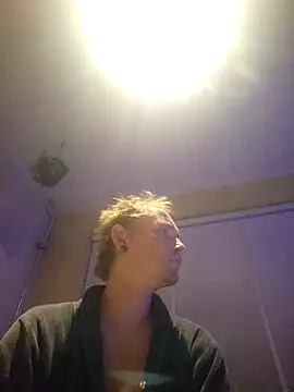 Snapshot of piercingpik chatting on 11/06/25, 09:05 piercingpik online show from 11/06/25, 09:05