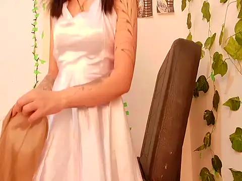 lucywhite13 online show from 09/11/25, 07:03