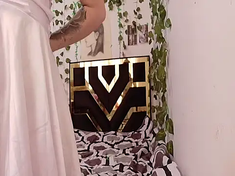 lucywhite13 online show from 09/17/25, 07:26