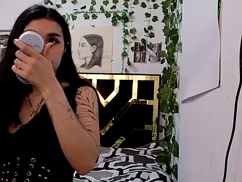 lucywhite13 online show from 09/18/25, 04:31