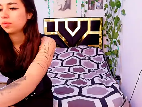 lucywhite13 online show from 10/07/25, 06:05