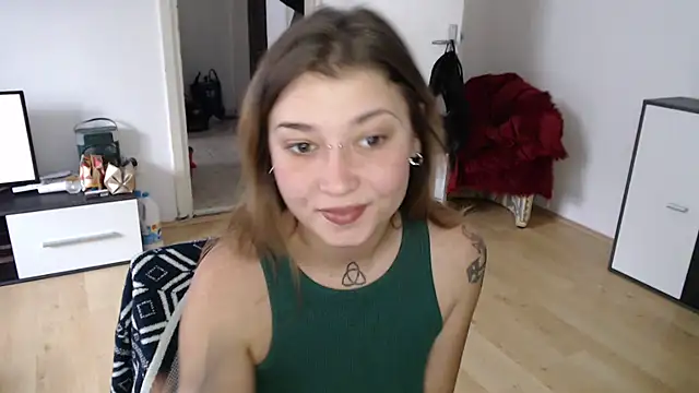 Snapshot of Aliens4twenty chatting on 10/14/25, 07:31 Aliens4twenty online show from 10/14/25, 07:31