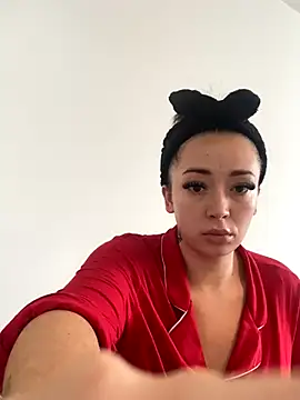 Snapshot of ItsCOCOx chatting on 11/07/25, 12:05 ItsCOCOx online show from 11/07/25, 12:05