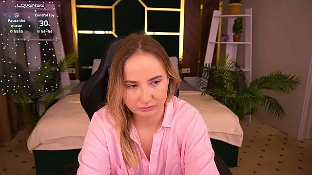 Snapshot of SofieBloom chatting on 11/10/25, 11:48 SofieBloom online show from 11/10/25, 11:48