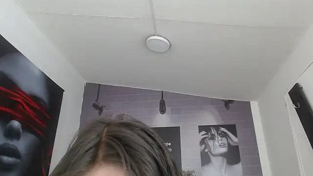 Snapshot of aleesha_cameron02 chatting on 11/06/25, 11:44 aleesha cameron02 online show from 11/06/25, 11:44