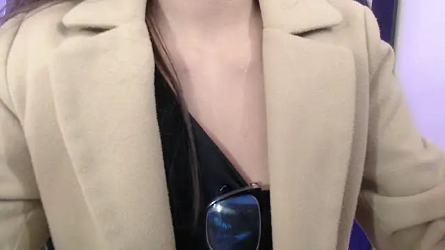 Snapshot of aleesha_cameron02 chatting on 12/22/25, 07:11 aleesha cameron02 online show from 12/22/25, 07:11