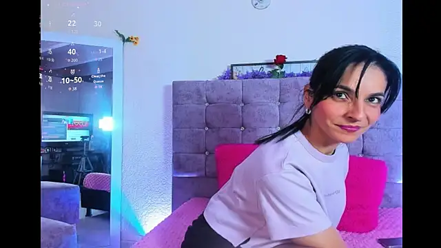 Snapshot of karol_rose chatting on 10/01/25, 09:43 karol rose online show from 10/01/25, 09:43