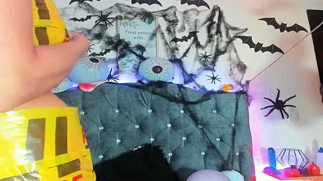 Snapshot of karol_rose chatting on 10/14/25, 04:35 karol rose online show from 10/14/25, 04:35