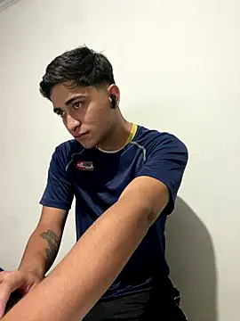 Snapshot of Tavinho067 chatting on 12/14/25, 11:31 Tavinho067 online show from 12/14/25, 11:31