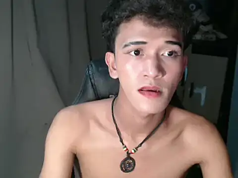 Snapshot of kenbigcockxx chatting on 10/16/25, 09:32 kenbigcockxx online show from 10/16/25, 09:32