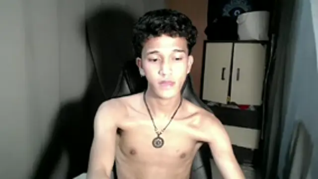 Snapshot of kenbigcockxx chatting on 11/20/25, 05:34 kenbigcockxx online show from 11/20/25, 05:34