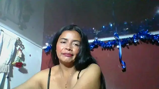 Snapshot of DianaOchoa_ chatting on 11/21/25, 02:43 DianaOchoa online show from 11/21/25, 02:43