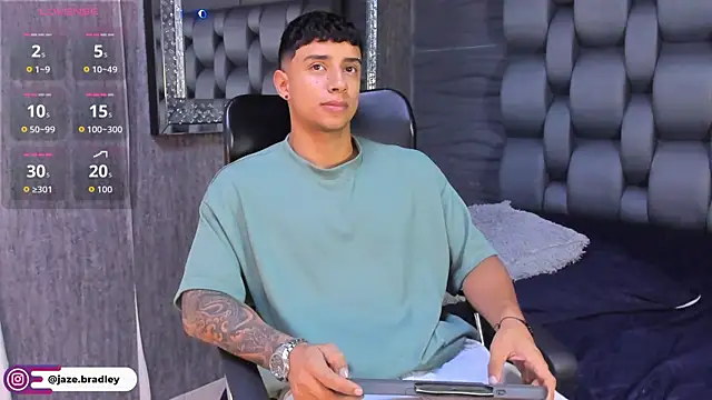 Snapshot of jaze_bradley chatting on 10/13/25, 11:32 jaze bradley online show from 10/13/25, 11:32