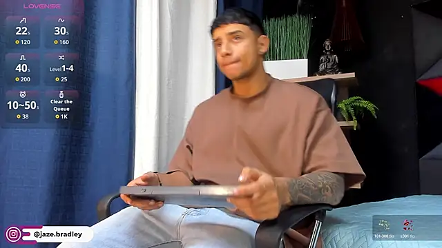 Snapshot of jaze_bradley chatting on 11/17/25, 11:27 jaze bradley online show from 11/17/25, 11:27