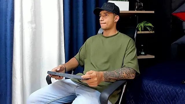 Snapshot of jaze_bradley chatting on 11/20/25, 11:32 jaze bradley online show from 11/20/25, 11:32