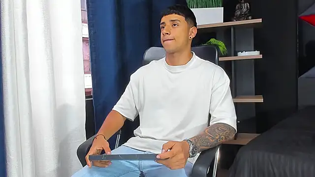 Snapshot of jaze_bradley chatting on 12/17/25, 11:27 jaze bradley online show from 12/17/25, 11:27