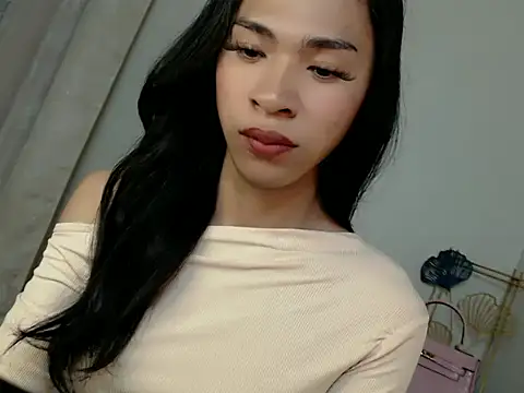 Snapshot of Annaloula chatting on 11/26/25, 04:30 Annaloula online show from 11/26/25, 04:30