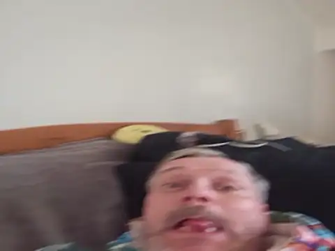 Snapshot of pitrsgayhotboy chatting on 12/21/25, 01:29 pitrsgayhotboy online show from 12/21/25, 01:29