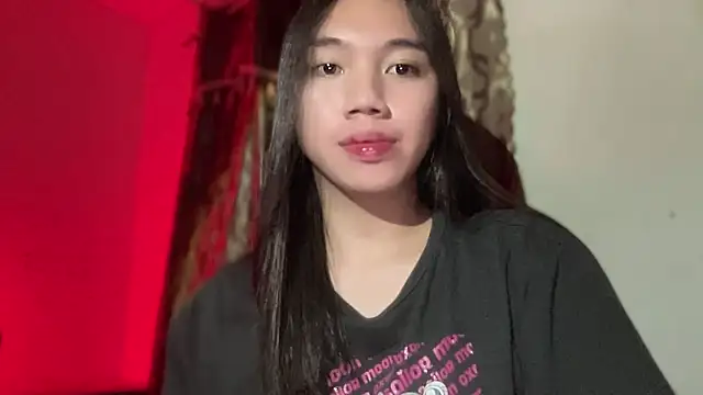 Snapshot of kat_mire chatting on 10/22/25, 04:40 kat mire online show from 10/22/25, 04:40