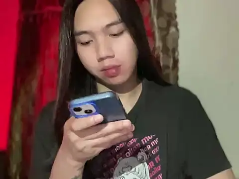 Snapshot of kat_mire chatting on 12/17/25, 04:57 kat mire online show from 12/17/25, 04:57