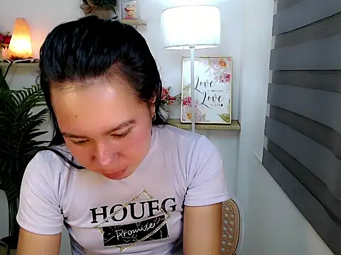 Snapshot of kimbratx chatting on 11/10/25, 10:20 kimbratx online show from 11/10/25, 10:20