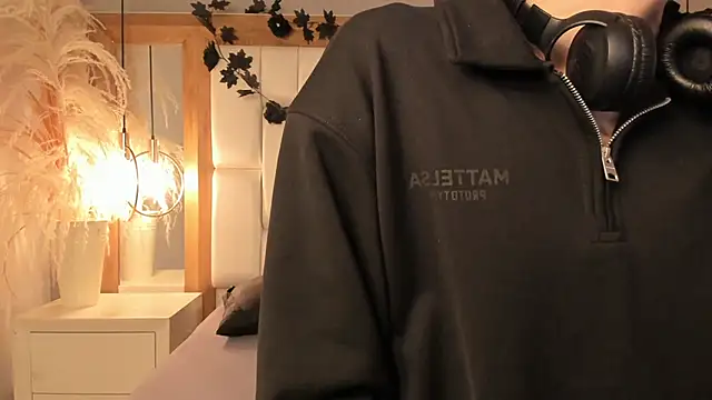 Daphne And Roger online show from 12/16/25, 11:04