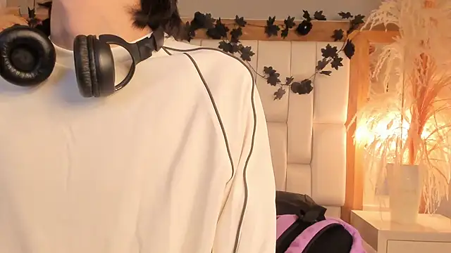 Daphne And Roger online show from 12/17/25, 11:05