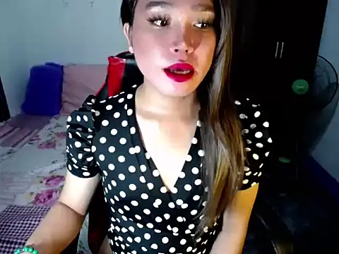 Urassiansweetcummer online show from 10/24/25, 02:08