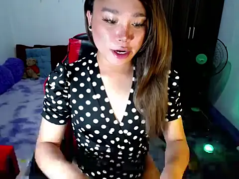 Urassiansweetcummer online show from 03/26/26, 11:32