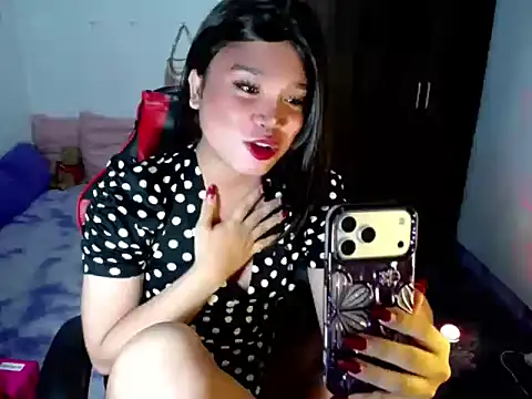 Snapshot of Urassiansweetcummer chatting on 06/17/26, 12:18 Urassiansweetcummer online show from 06/17/26, 12:18