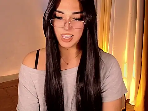 Snapshot of magnificent_kitana chatting on 05/22/26, 02:33 magnificent kitana online show from 05/22/26, 02:33