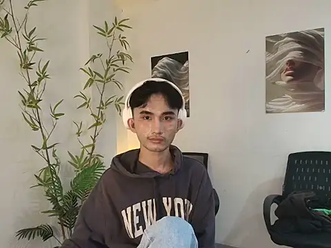 Snapshot of twink_pinoy chatting on 06/25/26, 09:03 twink pinoy online show from 06/25/26, 09:03