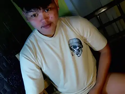 Snapshot of Reynelcock chatting on 11/28/25, 07:00 Reynelcock online show from 11/28/25, 07:00