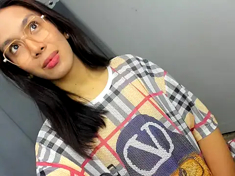 Snapshot of lucyshanex chatting on 11/08/25, 04:34 lucyshanex online show from 11/08/25, 04:34